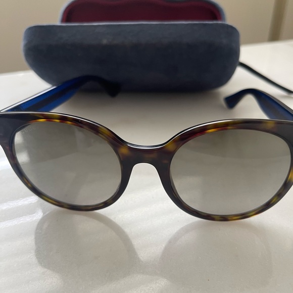 Gucci sunglasses- like new - Picture 2 of 6